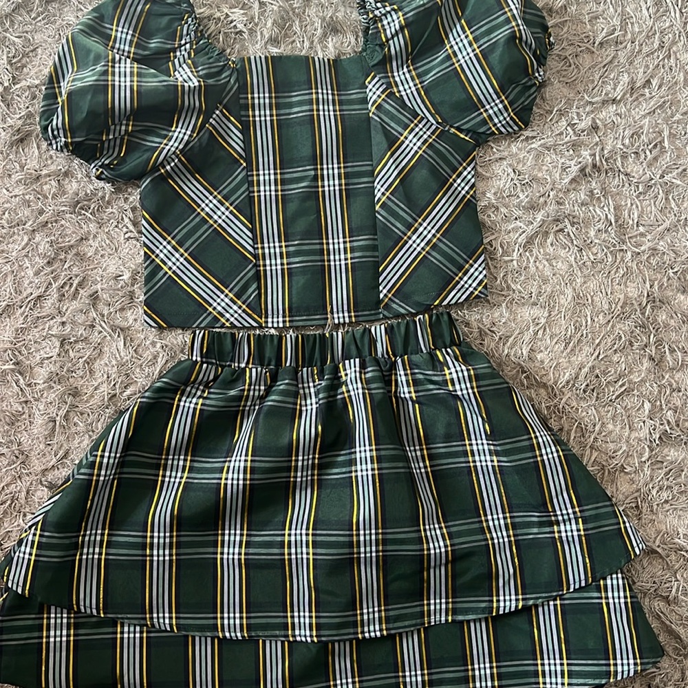 Two piece plaid girls outfit. Size 7, brand new